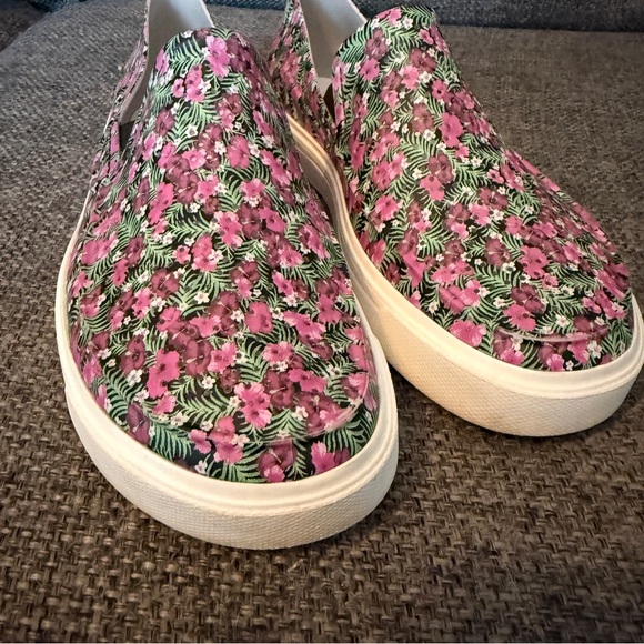 Like New Crocs Citilane Roka Graphic Slip-Ons in Floral - Picture 5 of 9